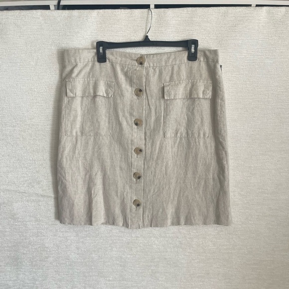 Liz Claiborne Dresses & Skirts - Liz Claiborne Beige Button-Front Linen-Blend Skirt with Patch Pockets